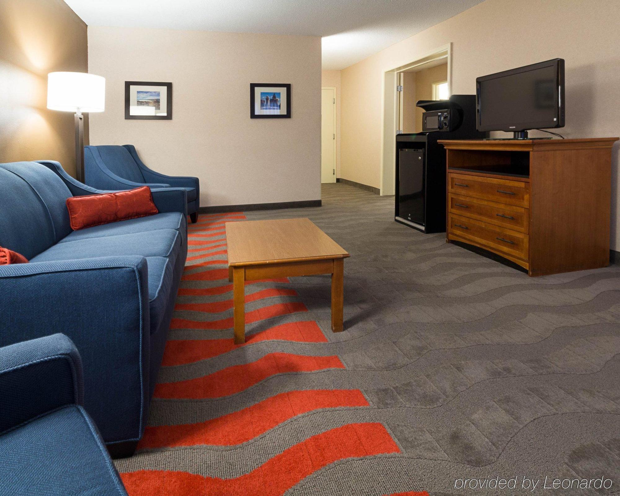 Comfort Inn & Suites Airport Syracuse Exterior photo