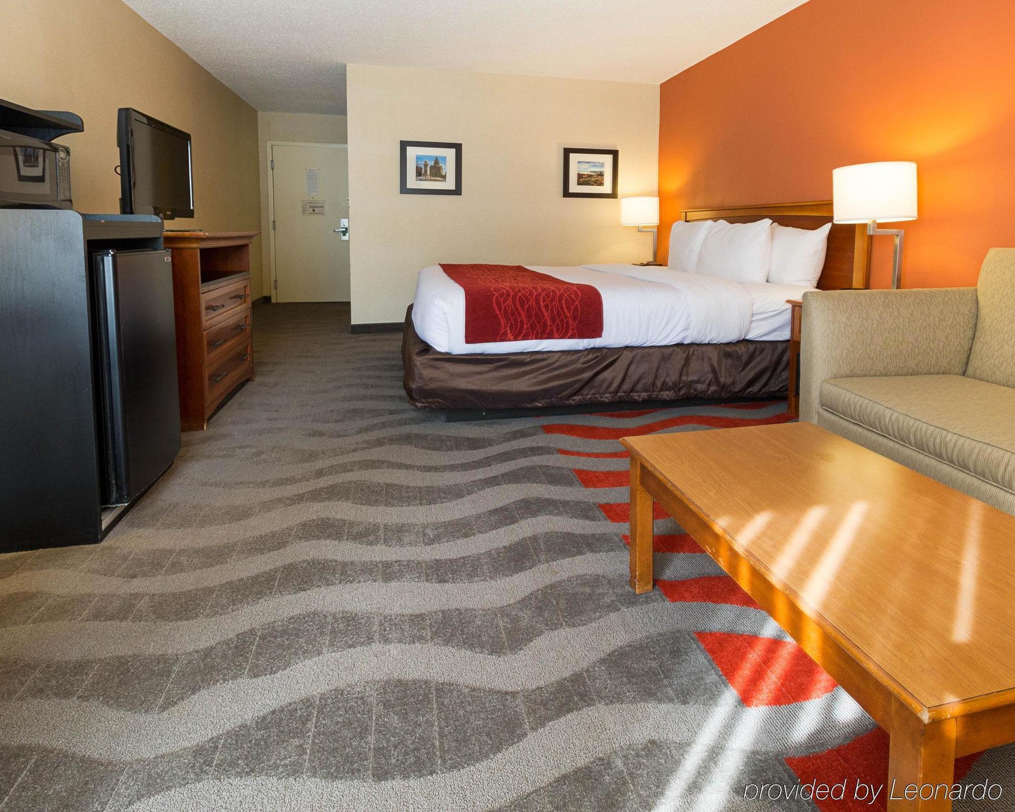 Comfort Inn & Suites Airport Syracuse Exterior photo