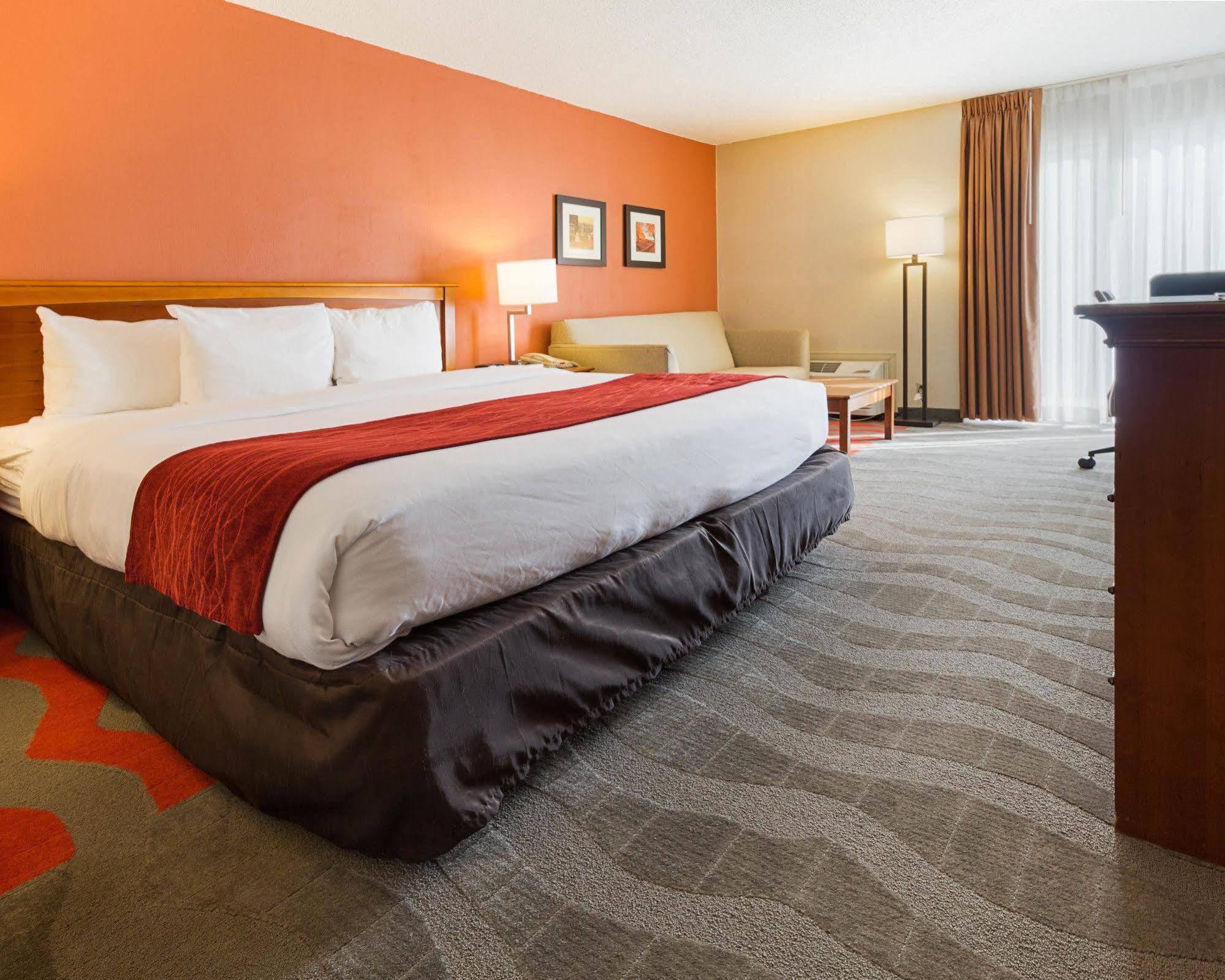 Comfort Inn & Suites Airport Syracuse Exterior photo