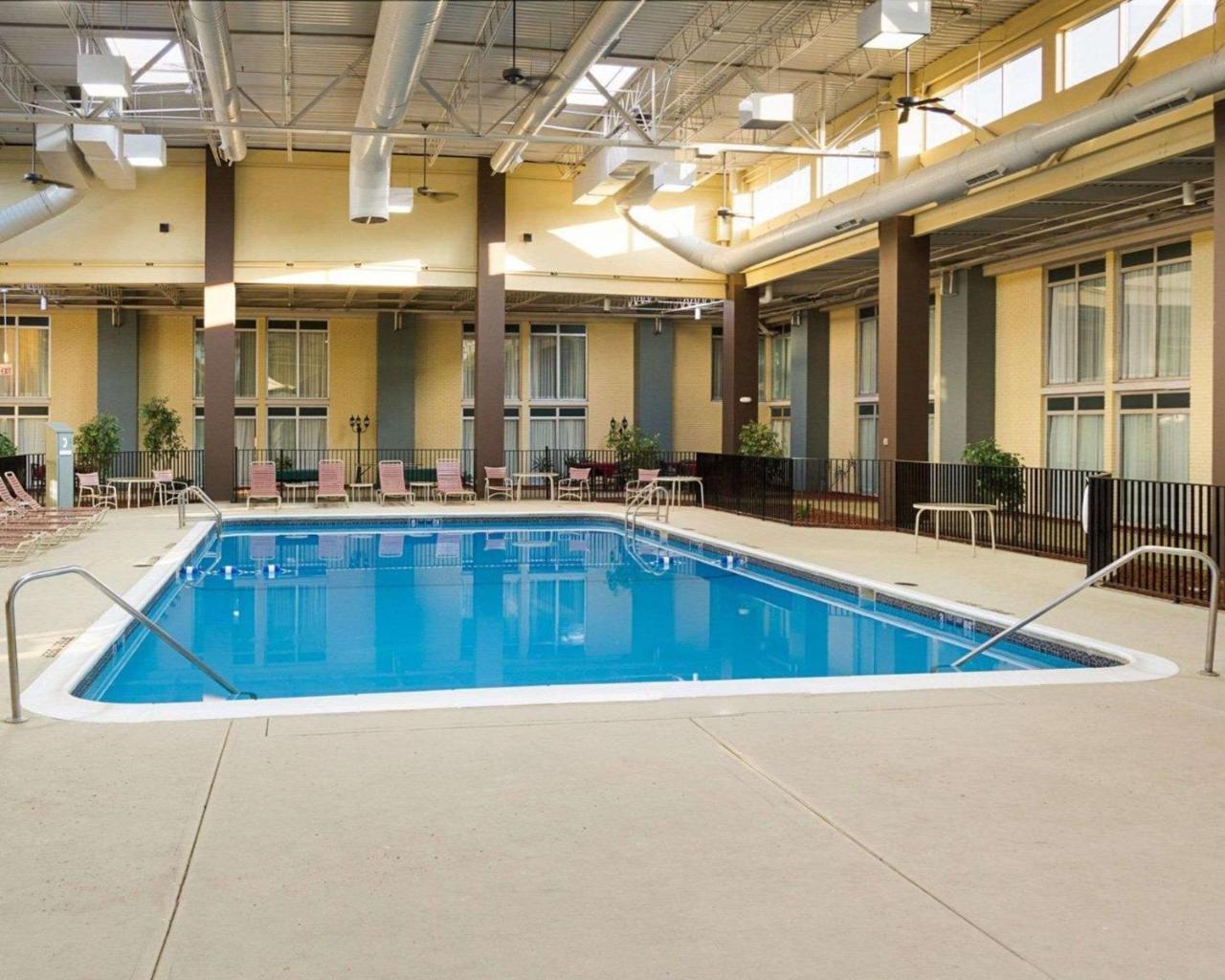 Comfort Inn & Suites Airport Syracuse Exterior photo