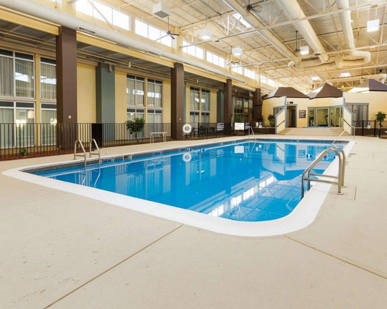 Comfort Inn & Suites Airport Syracuse Exterior photo