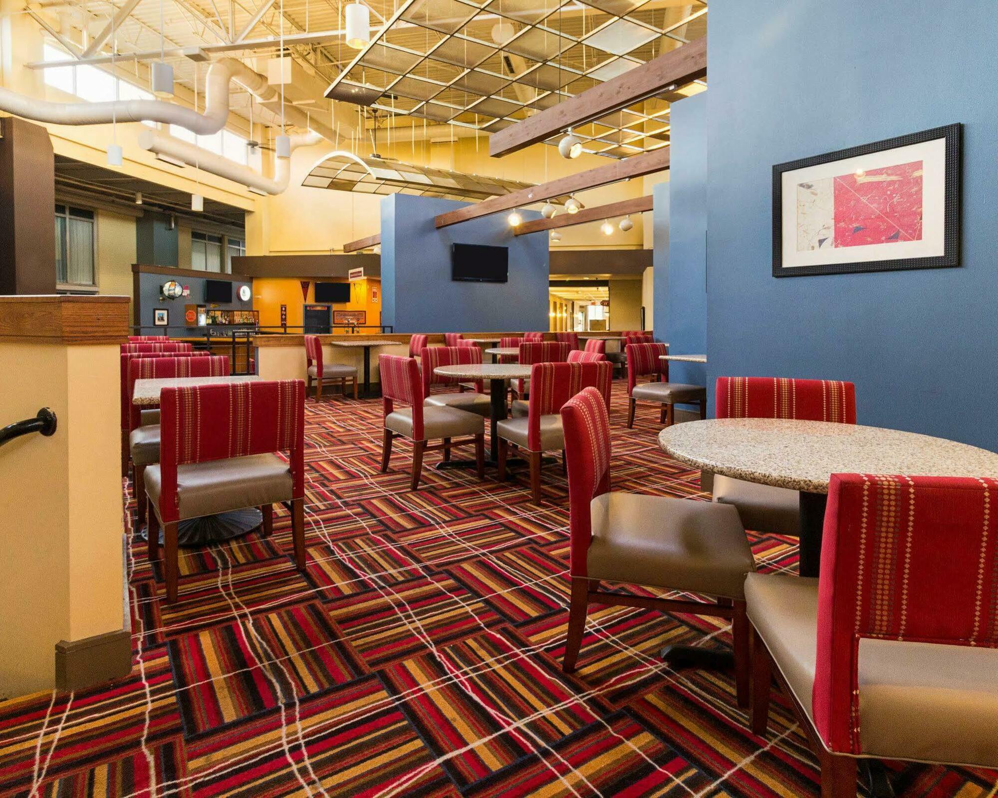Comfort Inn & Suites Airport Syracuse Exterior photo