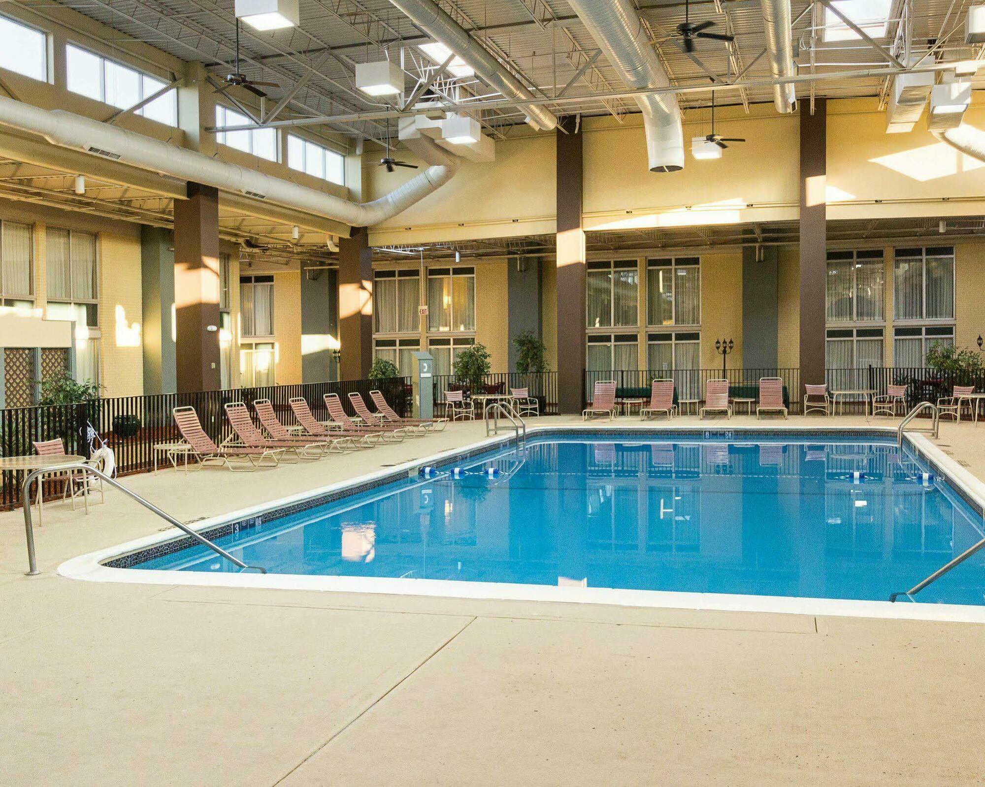Comfort Inn & Suites Airport Syracuse Exterior photo