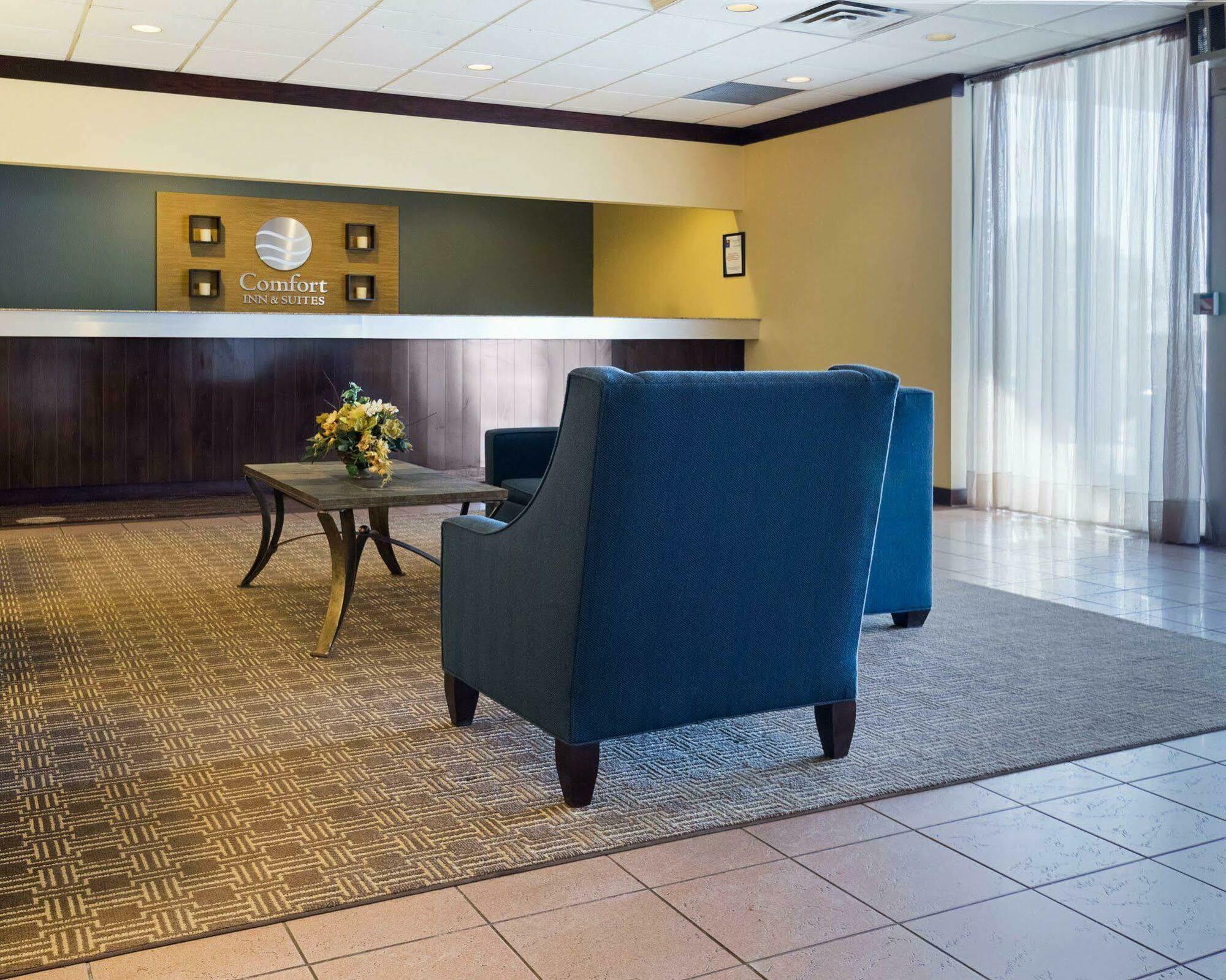 Comfort Inn & Suites Airport Syracuse Exterior photo