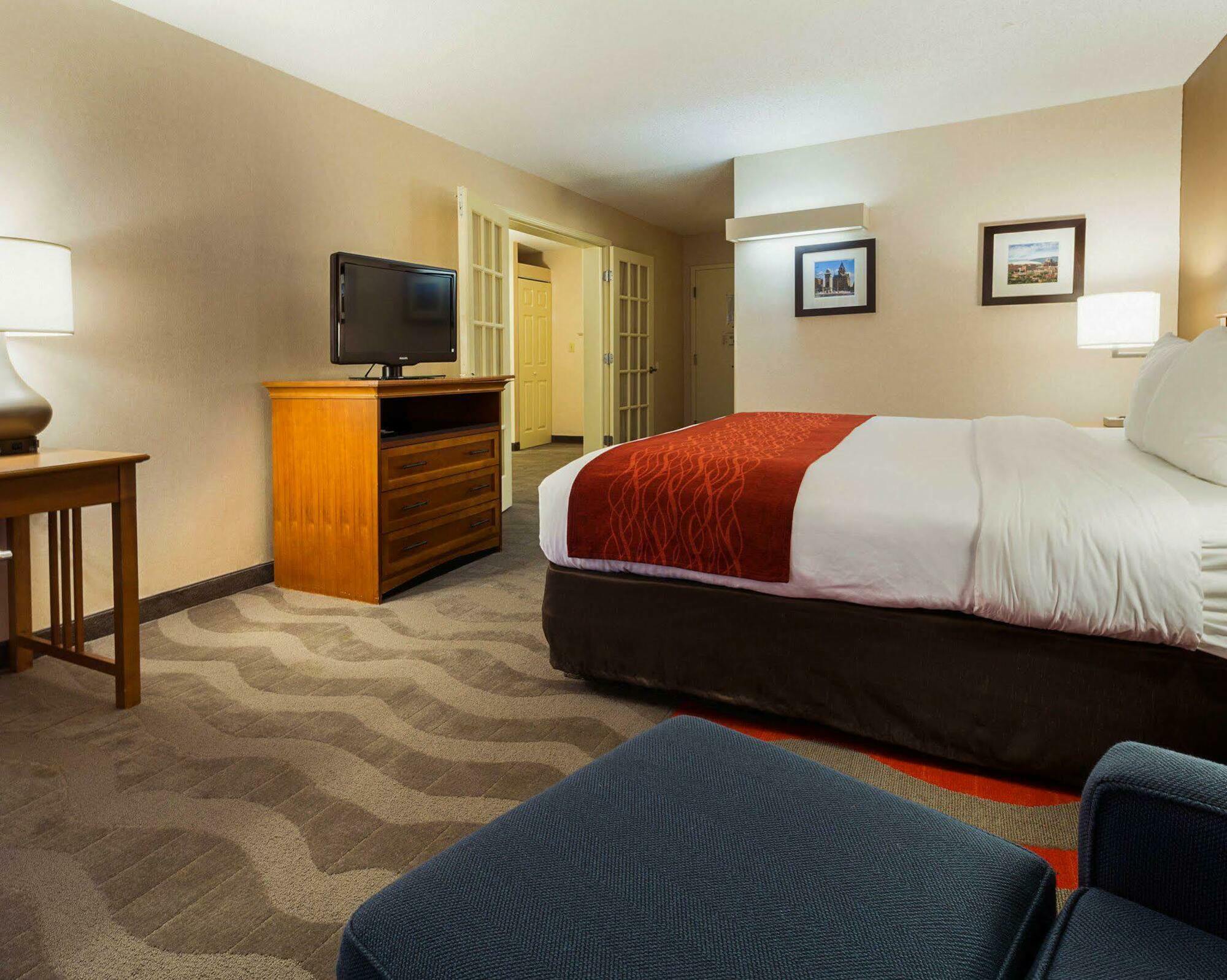 Comfort Inn & Suites Airport Syracuse Exterior photo